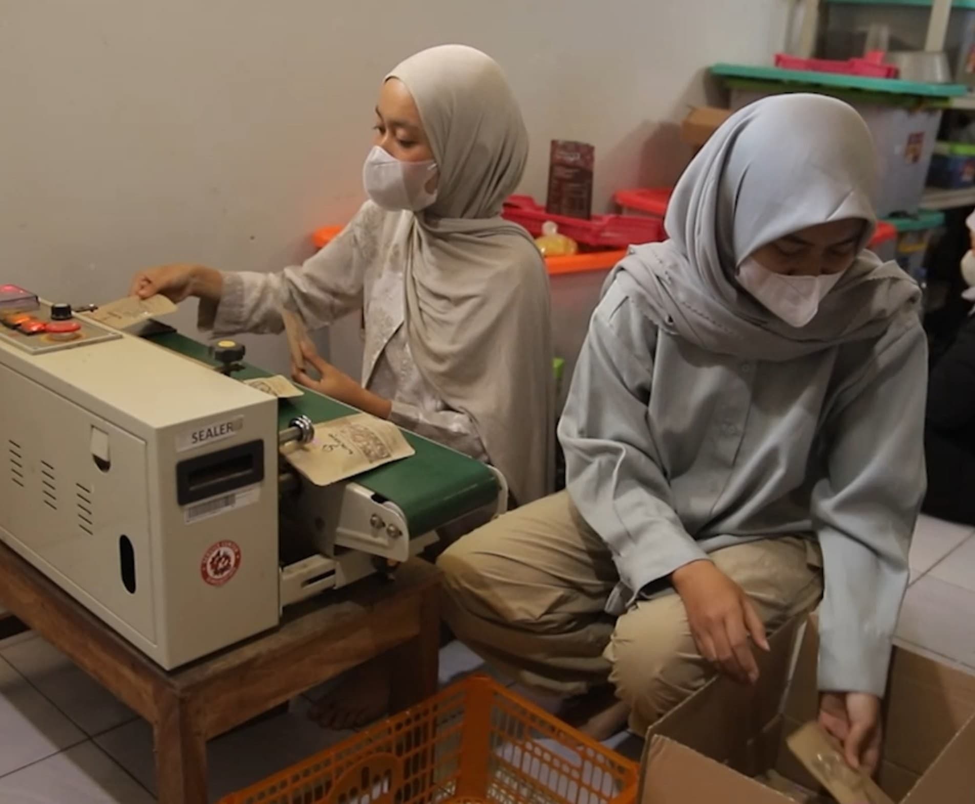 Traditional Indonesian tea preparation process